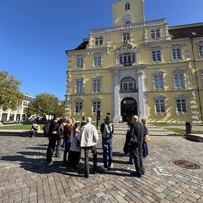 Start der Führung vor dem Schloss.