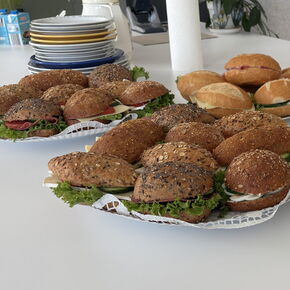 Gut gestärkt in den Tag: Frühstück im Büro.